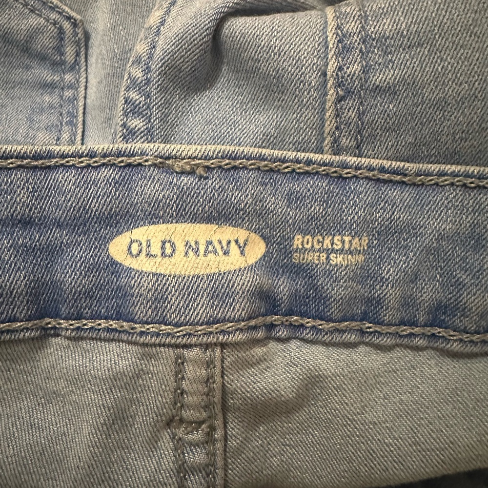 Old Navy Rockstar Super Skinny Jeans with Mid-Rise Fit - Picture 3 of 5